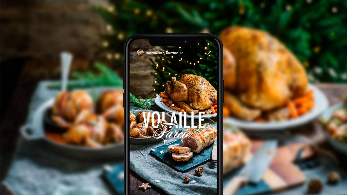 Mockup van iPhone Volaille Farcie aan feesttafel